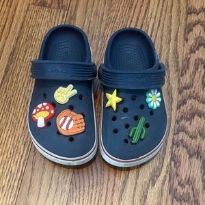 CROCS 10C Kids Navy Clogs with Colorful Fun Charms, jibbitz included if you want